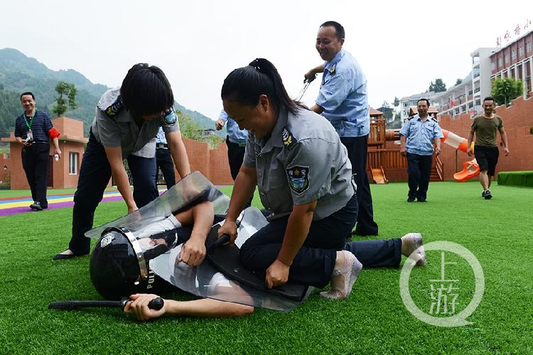 由派出所民警,交巡警组成的演练培训队走进校园,对学校老师和安办负责