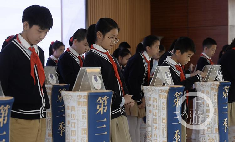 今(29日)上午,在九龙坡区谢家湾金茂小学里,开展了重庆晨报·上游新闻