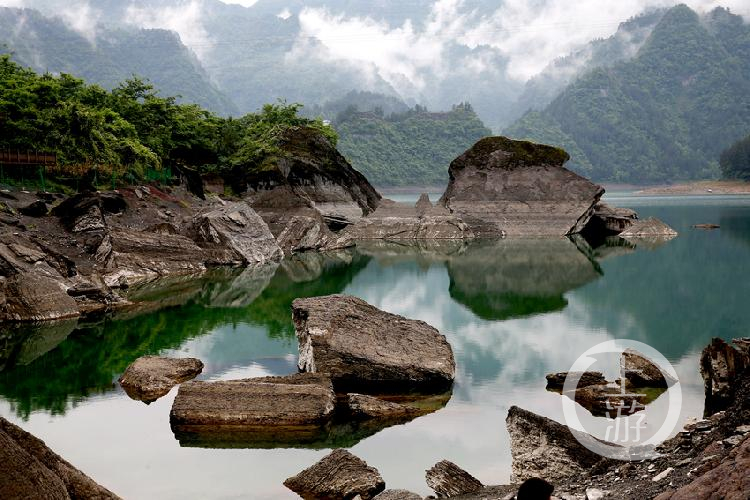 87平方公里.近日,黔江区小南海景区因水位下降露出湖面的地震滚石.