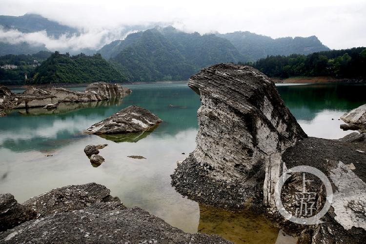 黔江小南海是一个融山,海,岛,峡诸风光于一体的高山淡水堰塞湖泊,面积