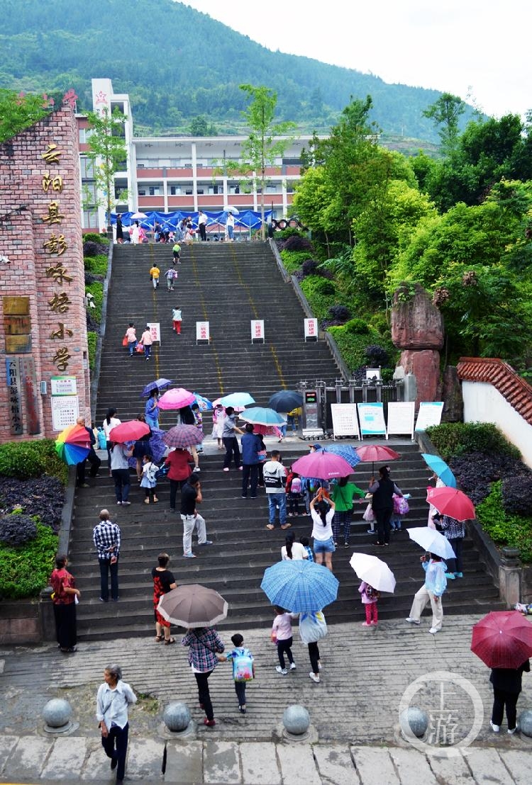 6月2日,重庆市云阳县红狮镇中心幼儿园正式复学,300多名"萌娃"们在