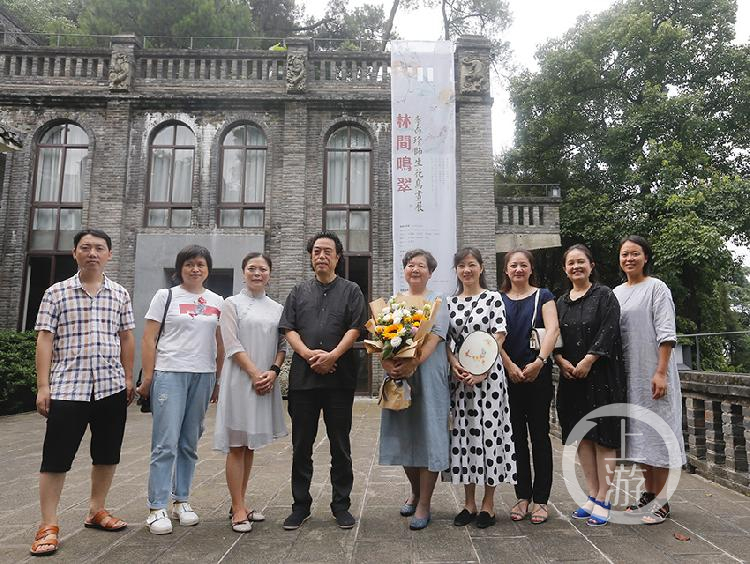 李白玲(图左五)与策展人彭健(图左四)及部分参展艺术家合影.