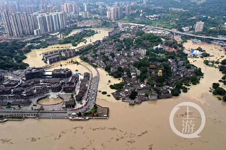 直击洪峰过境 | 航拍磁器口 水位持续走高 部分街道被淹