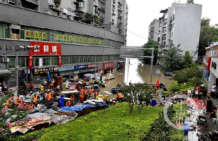 《洪水无情人间自有真情在》组照一郑华权摄于巴南区鱼洞街道 《洪水