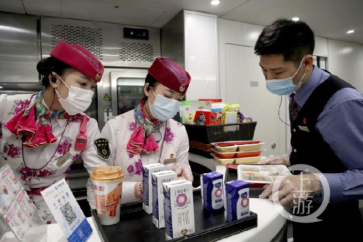 国庆最美坚守丨列车长王佳:做好每个细节为旅客出行提供优质服务