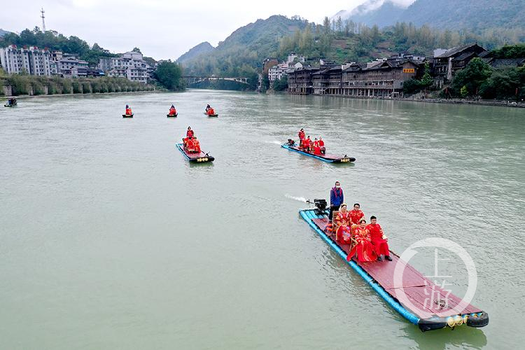 2020年10月18日，在重庆市黔江区濯水古镇集体婚礼现场，新人们乘坐竹筏在阿蓬江上游览古镇。 (6).jpg