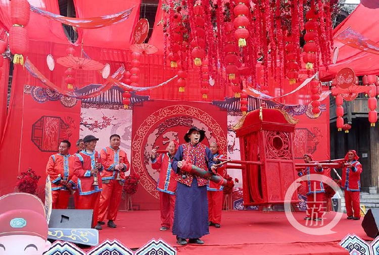 2020年10月18日，在重庆市黔江区濯水古镇集体婚礼现场，迎亲花轿表演土家《迎亲曲》。 (1).jpg
