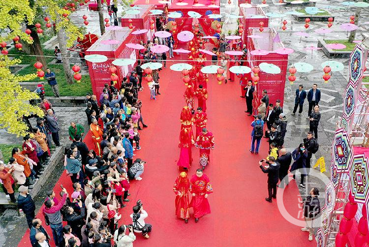 2020年10月18日，在重庆市黔江区濯水古镇集体婚礼现场，新人们在走红地毯。 (1).jpg