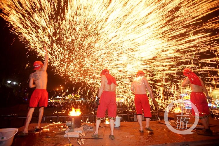 铁水钢花庆新年火树银花不夜天