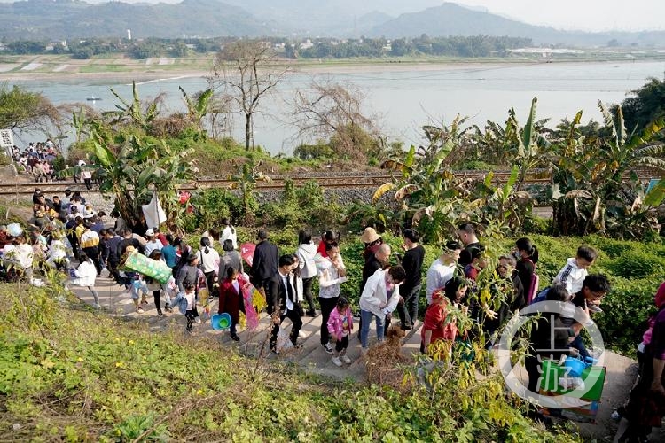 寻找重庆最美春天 | 来大渡口牛栏坝享受阳光沙滩 市民打卡热火朝天