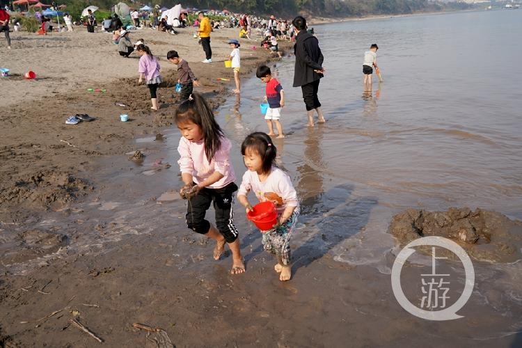 寻找重庆最美春天 | 来大渡口牛栏坝享受阳光沙滩 市民打卡热火朝天