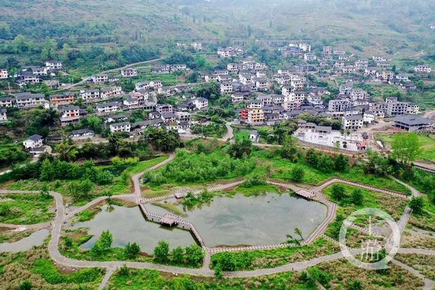 2021年4月11日,无人机拍摄的重庆市黔江区冯家街道寨子社区官村景区.