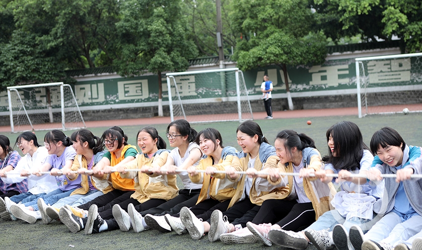 5月19日,重庆市永川萱花中学高三全体学生在操场上学跳健美操,兔子舞