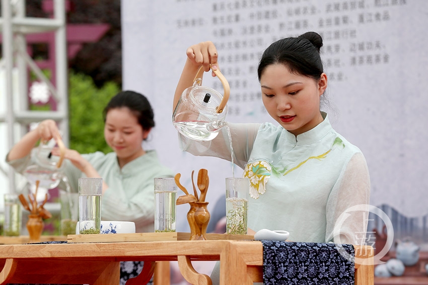 5月20日,重庆市黔江区武陵文化广场,茶艺师在参加茶艺比赛.