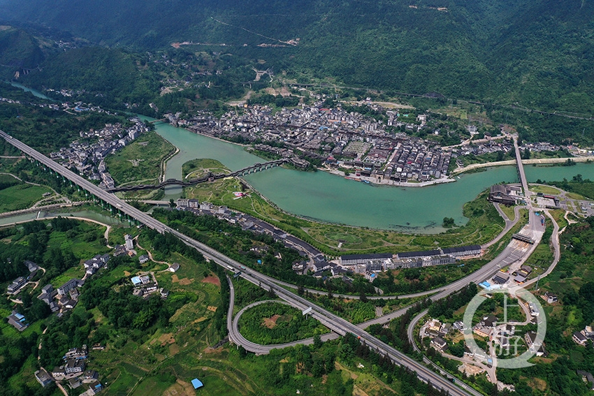 重庆市黔江区濯水镇是一个集土家吊脚楼群落,水运码头,商贸集镇于一体