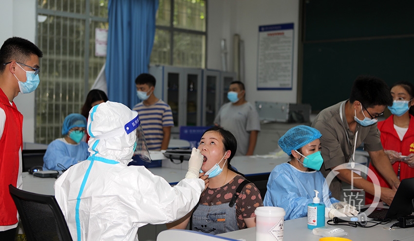 集嫒医院医务人员走进重庆城市科技学院为全体师生和职工进行核酸采样