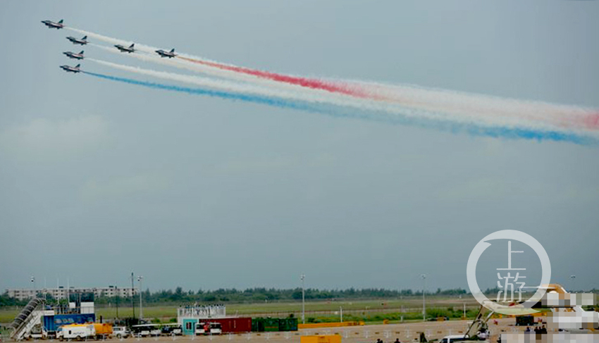 空军八一飞行表演队6架歼-10飞机劲舞蓝天,这是空军八一飞行表演队