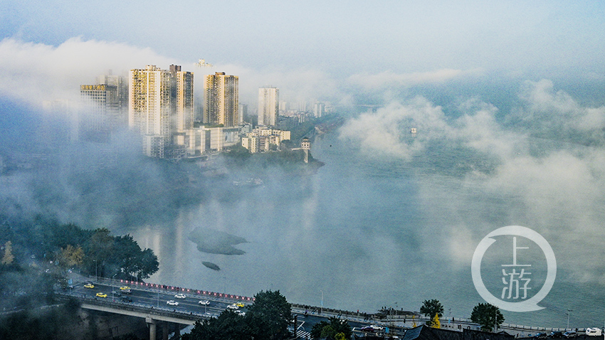 晨雾来袭山城再现梦幻江景