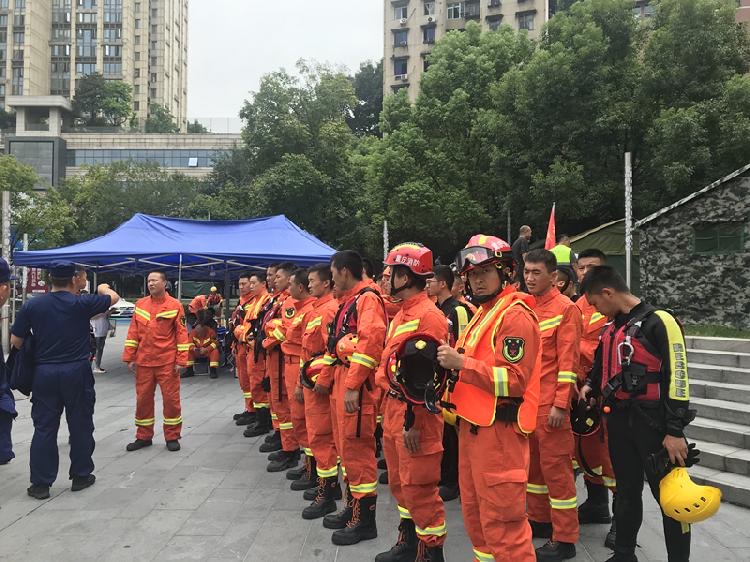 8月19日，重庆市应急救援指挥部（南岸）正在布置工作.jpg