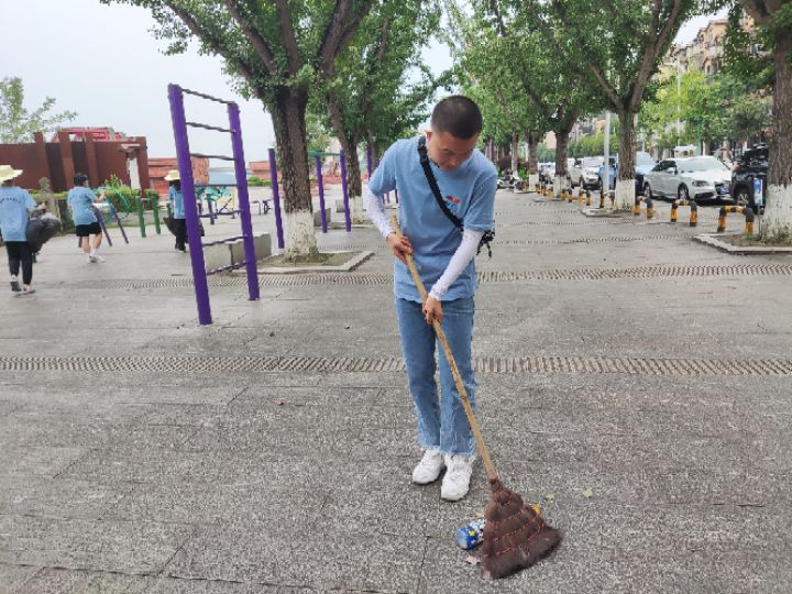 圖為三下鄉社會實踐團志願者們做好了清掃濱江路的準備.