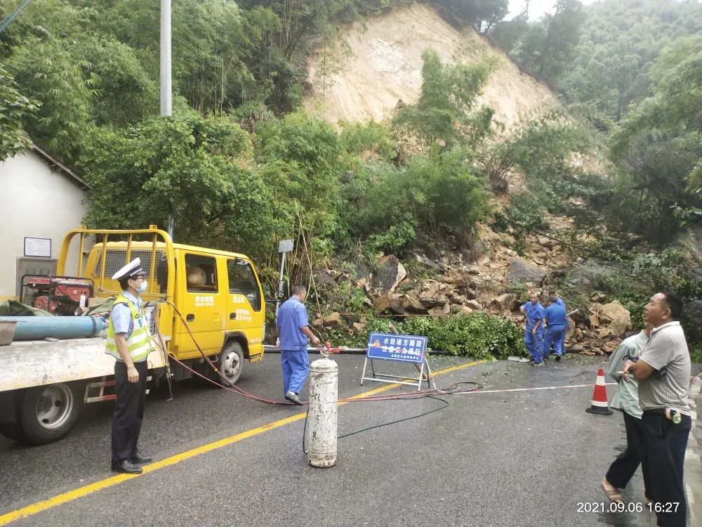 北碚區東陽街道上橋村路段因暴雨導致山體滑坡-上游新聞 匯聚向上的