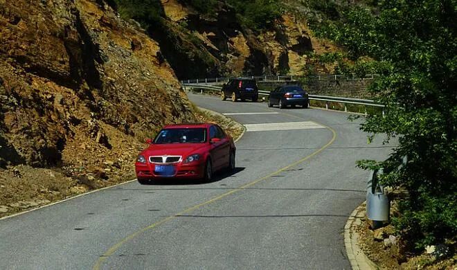 在連續彎道道路行駛時,要特別注意一定要靠右側行駛,這樣比較安全