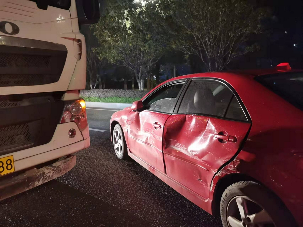 江北區:大貨車變道撞上了小轎車,原來都是視野盲區惹的禍