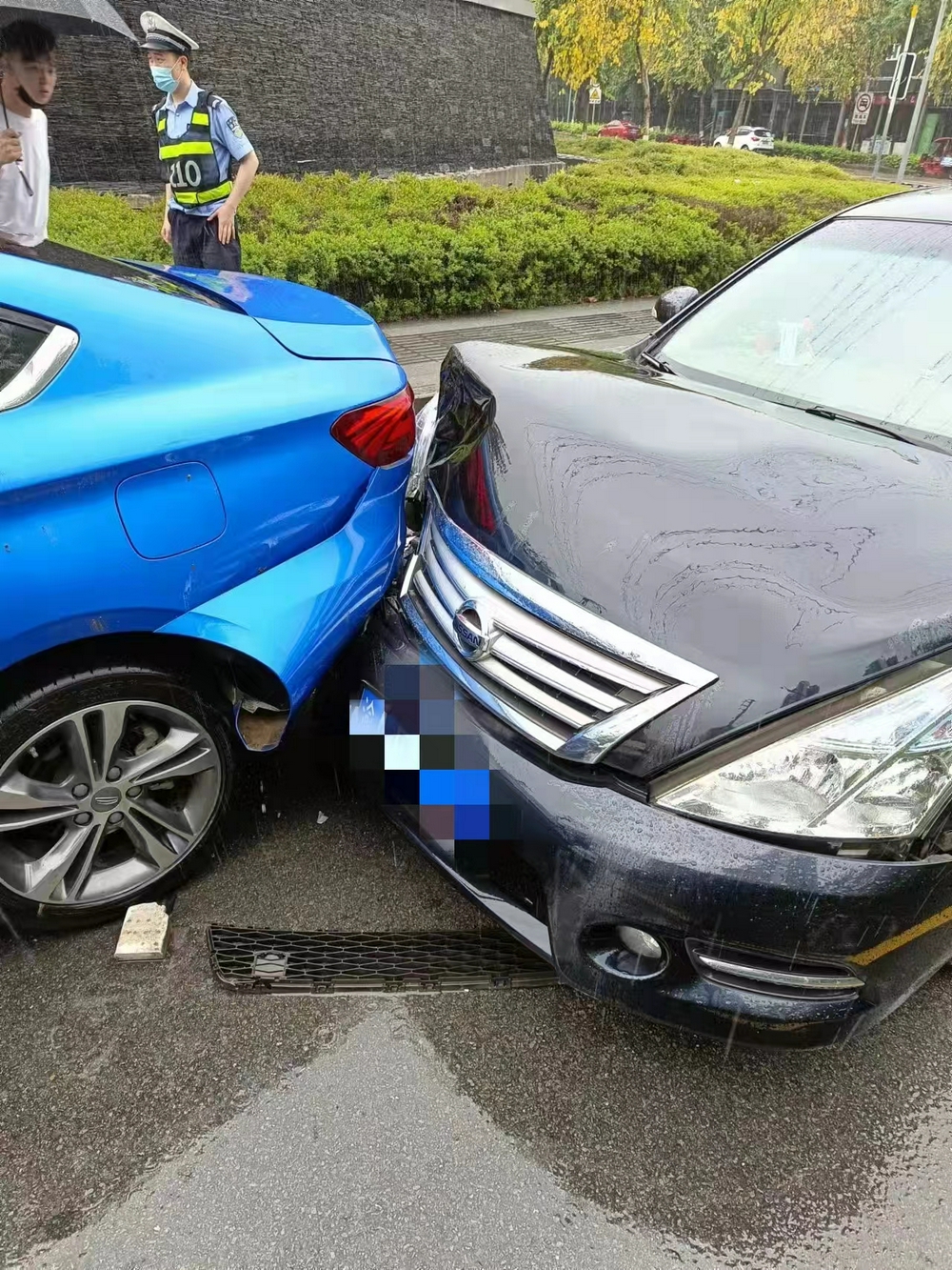 雨天视线不好,前车突然刹车,自己来不及反应,刹车不及时导致了追尾