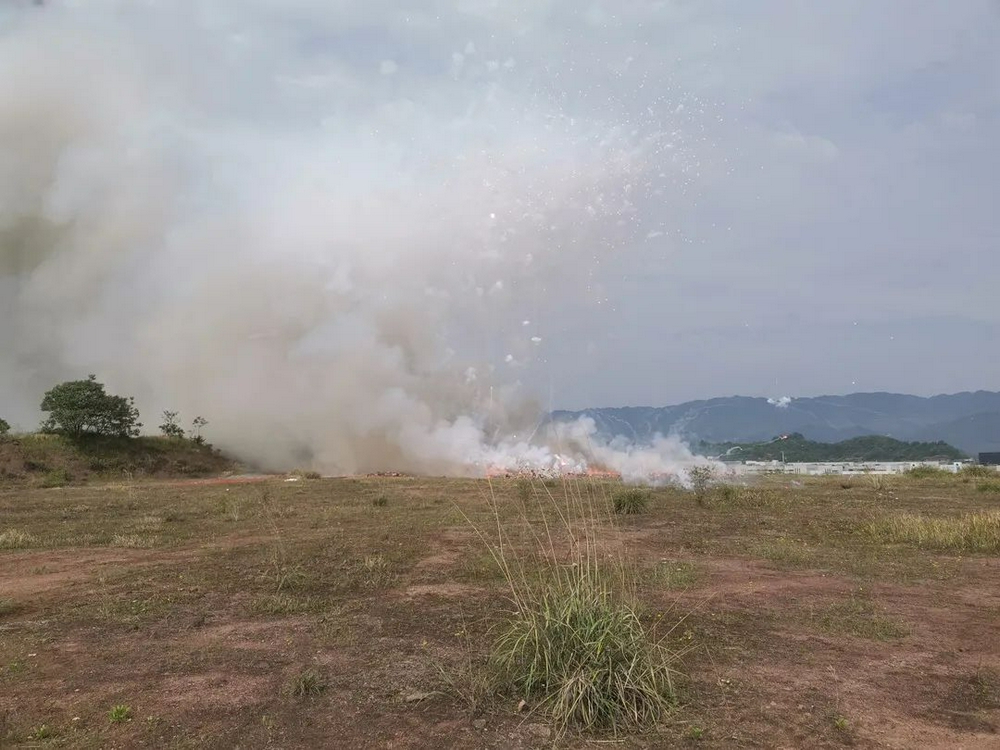 直擊現場墊江警方集中銷燬8000餘件非法煙花爆竹