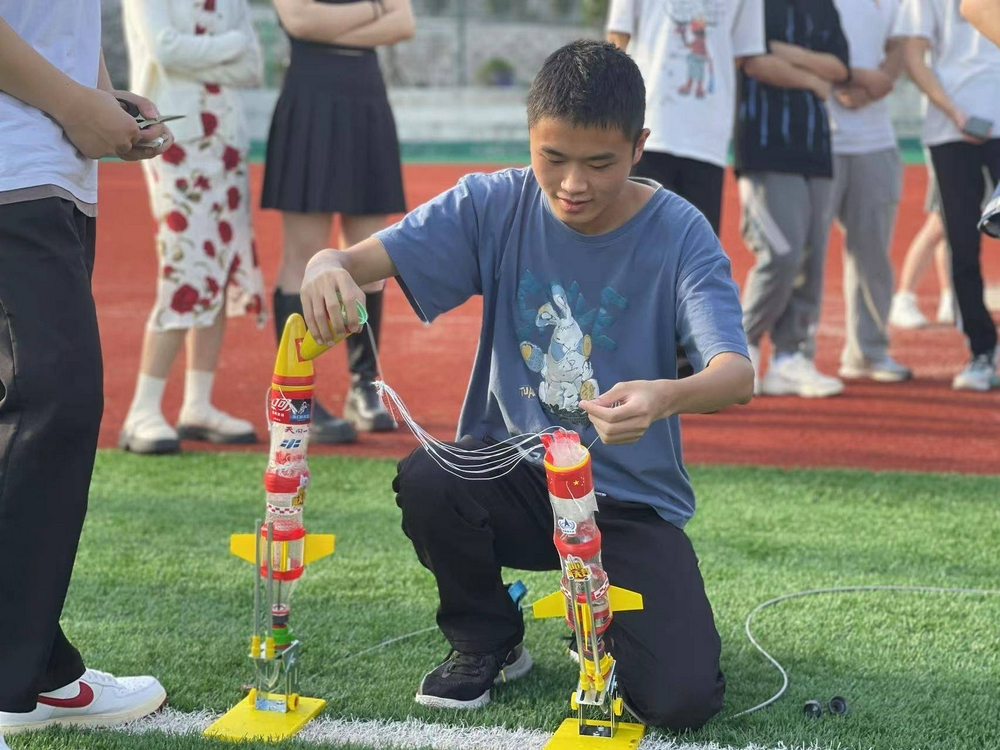 在學校裡做火箭重慶移通學院以實踐致敬中國航天