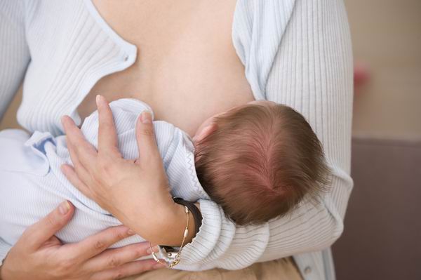 母乳喂养超过2岁 会增加孩子患龋齿的风险