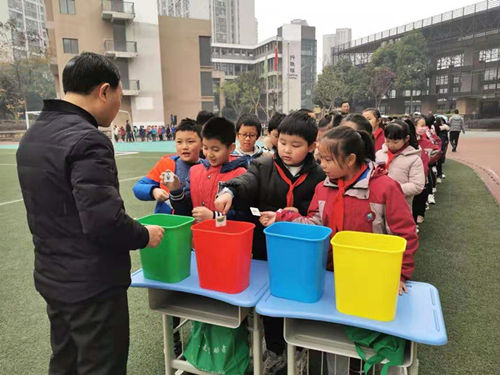 学生正在学习垃圾分类知识 通讯员 李润 摄