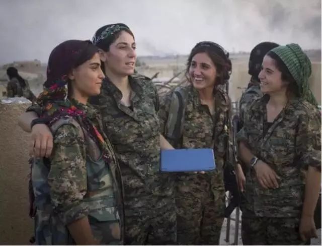 战争阴影下的叙利亚女人倔强的中东玫瑰