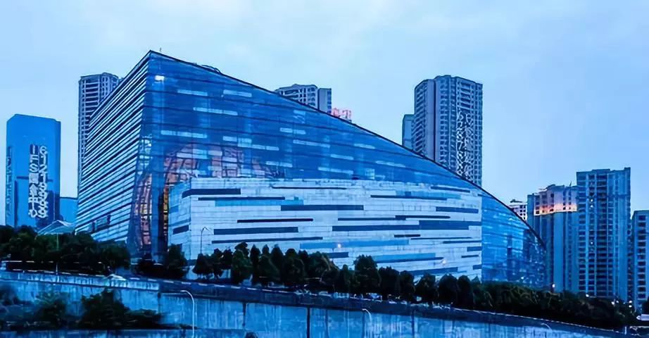 重庆科技馆算得上是重庆的地标建筑,毗邻大剧院,玻璃幕墙,几何形设计
