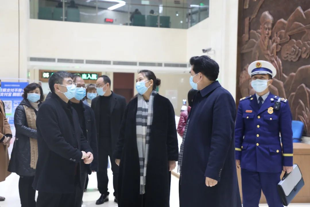 区政府副区长张昌红带队检查我院疫情防控和安全工作