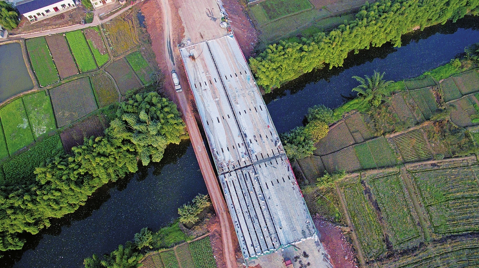 工程车在高速路建设现场