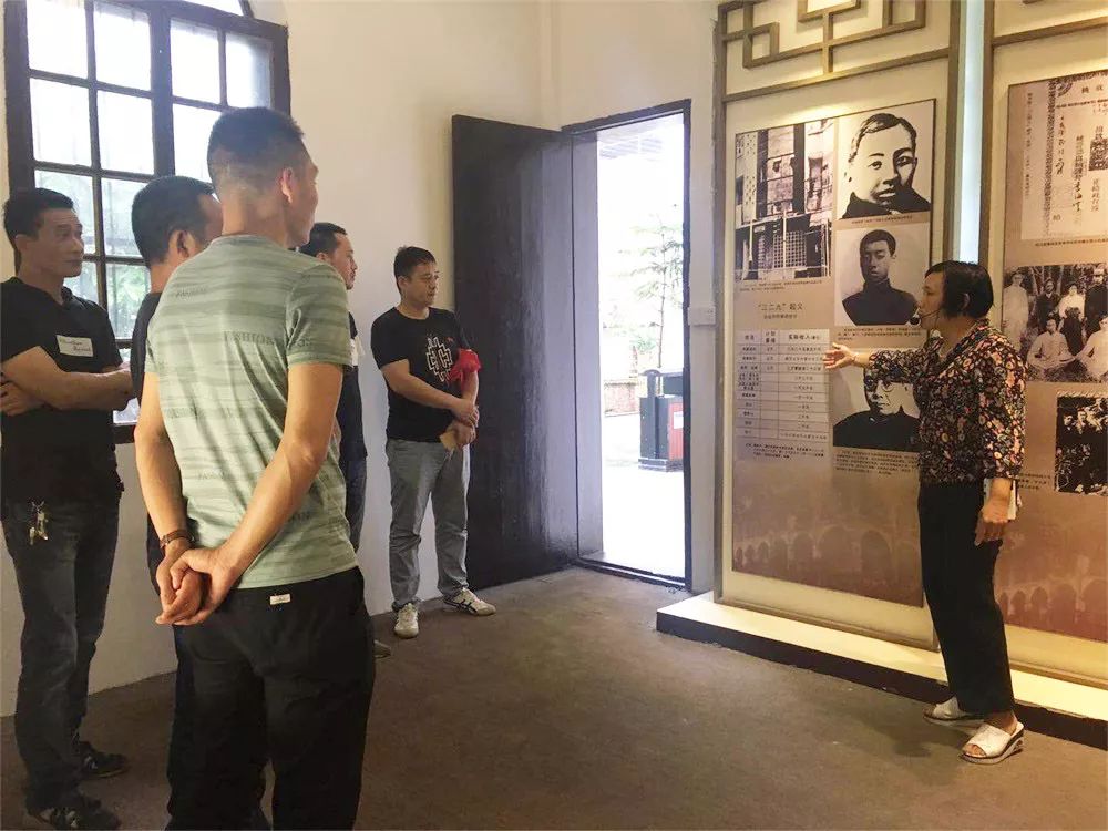 修葺一新的饶国梁纪念馆,还原历史物品的成列,书画的展示,演绎了先烈