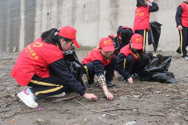 近日,團縣委組織高家鎮團委和縣琢成學校的50餘名青年志願者,開展了