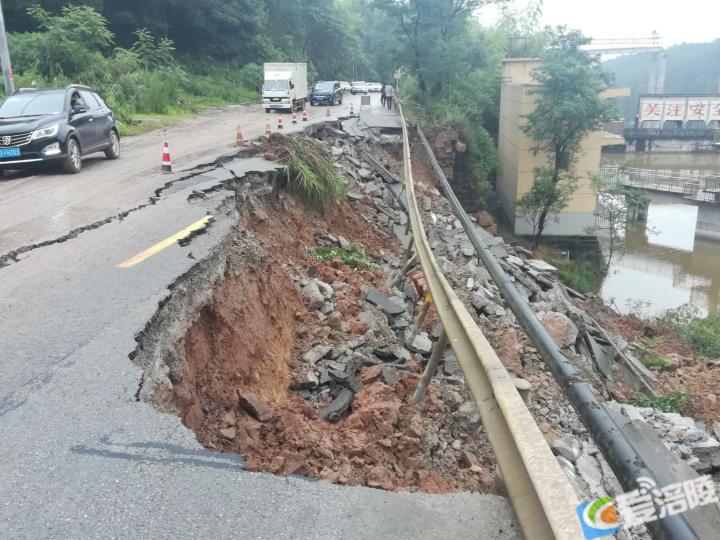 省道102渝建路同乐乡寿坝村2组八一桥新桥水库路基垮塌现场