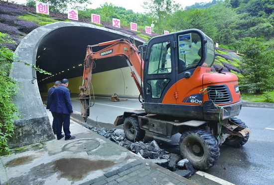 聚雲山石龍山隧道整治 進城車輛需繞行