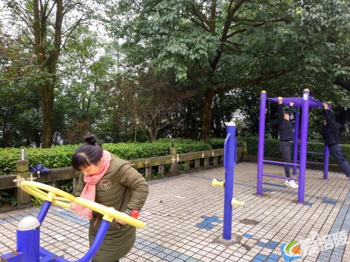 市民利用堡子城公園更新的健身器健身當日,記者在涪陵堡子城公園廣場