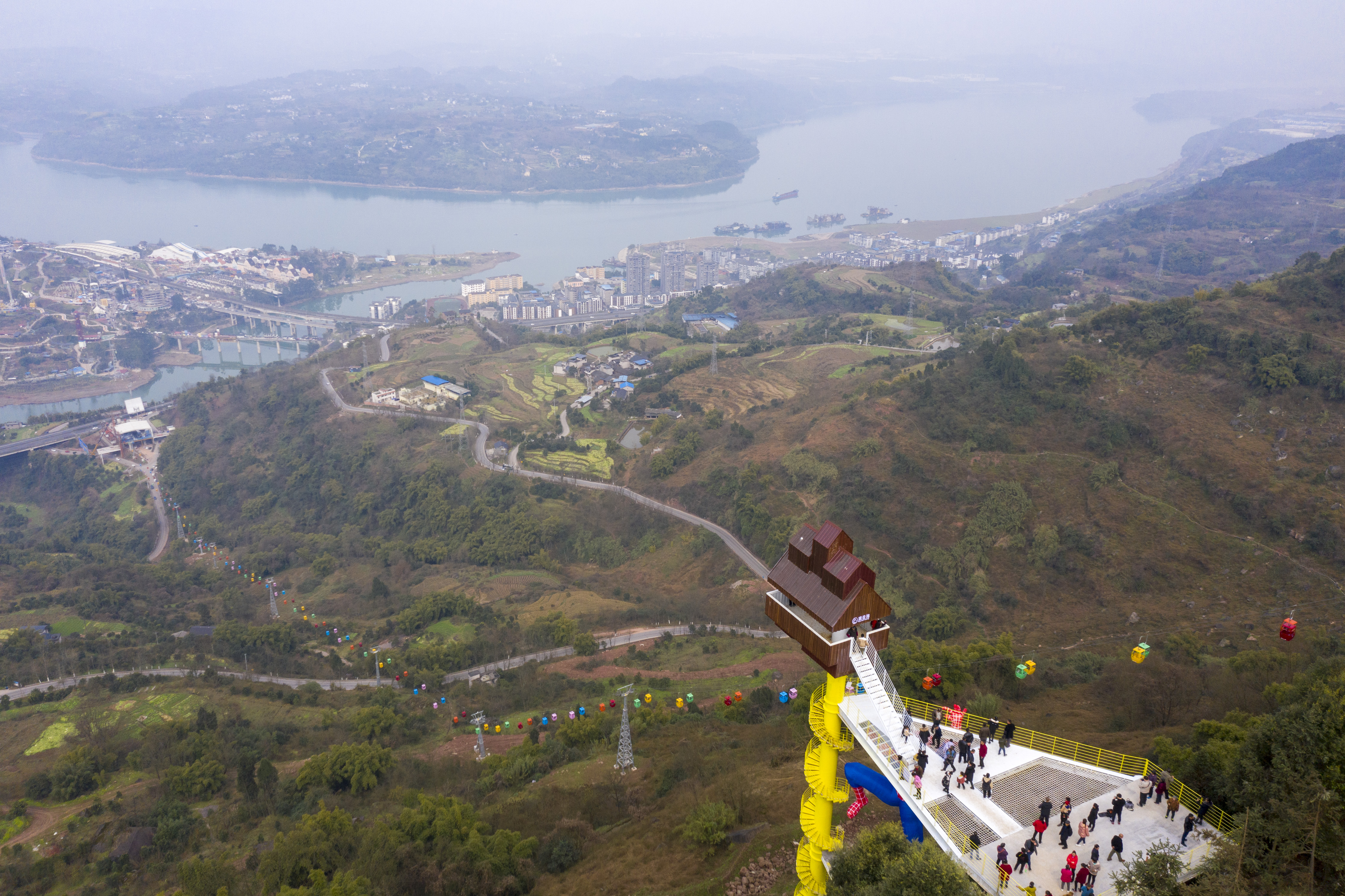 2月9日拍攝涪陵區藺市鎮新開通的旅遊扶貧索道(無人機照片).