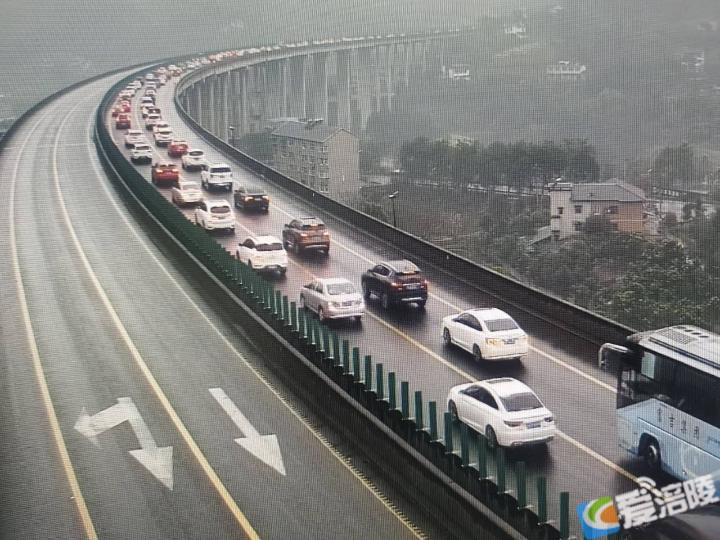 涪陵:石渝高速公路迎来返城车流高峰