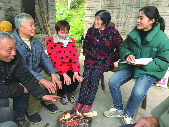 肖敏(右一)到村民家中收集社情民意她是一名大学生,辞去企业工作回乡