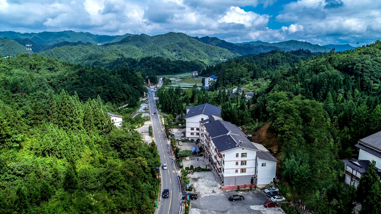 每到週末,從重慶前往石柱冷水鎮的高速公路上便車流如織,車流堪比黃金