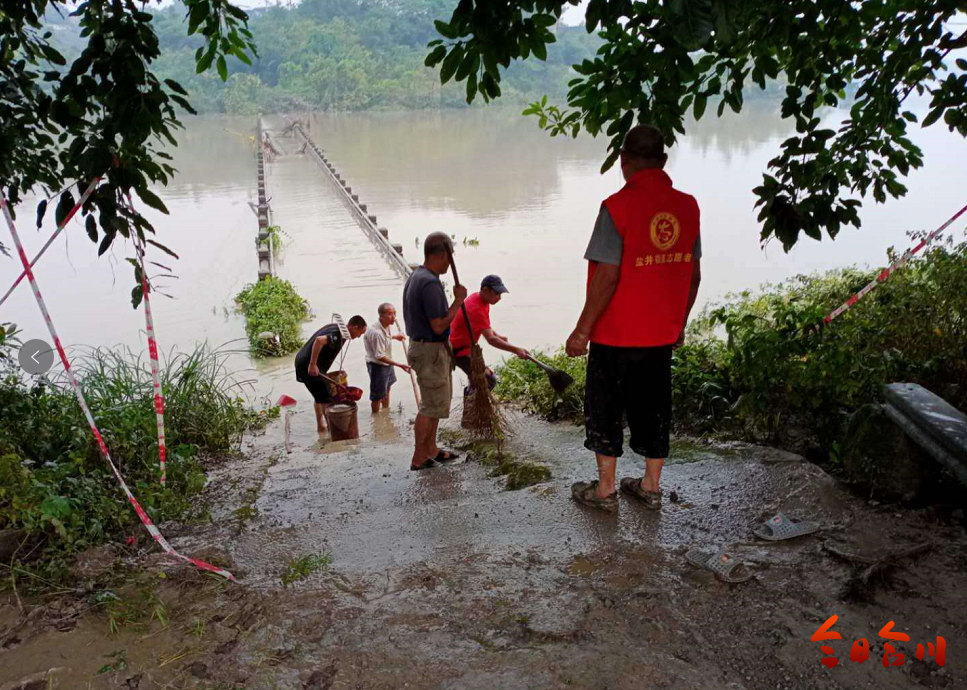 雲門街道民兵應急分隊在土井街進行清淤▲銅溪鎮清淤消殺工作持續進行