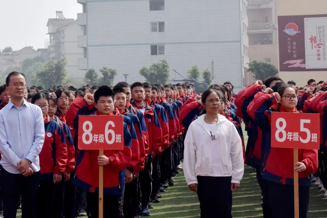 正文在離隊儀式上,全體少先隊員面對隊旗莊嚴敬禮,高唱隊歌,南屏中學