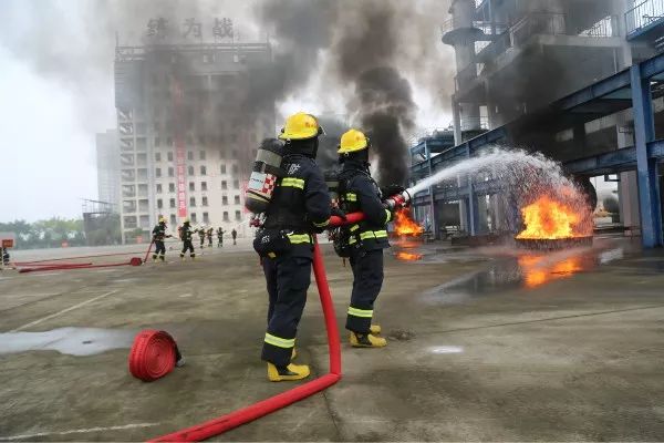 負重攀樓高空跨步來看最美逆行者的極限挑戰