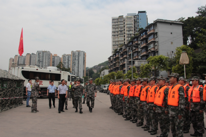 重慶警備區副司令員南小岡到郭家沱街道看望慰問抗洪一線同志