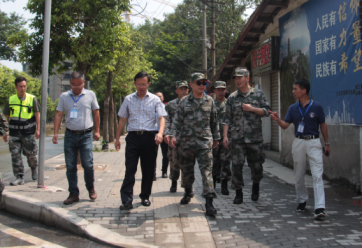 重慶警備區副司令員南小岡到郭家沱街道看望慰問抗洪一線同志